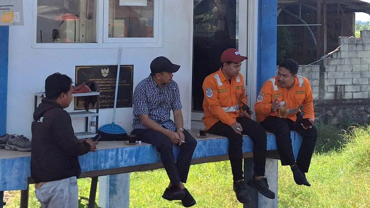 BERBAGI CERITA: Anggota Komisi I DPRD Kabupaten Pasuruan Febri Irawan Darwis saat mendengarkan cerita aksi heroik yang dilakukan Sofi Bahtiar, petugas PJL di jalur rel JPL 105 Bangil. (Muhamad Busthomi/Radar Bromo)