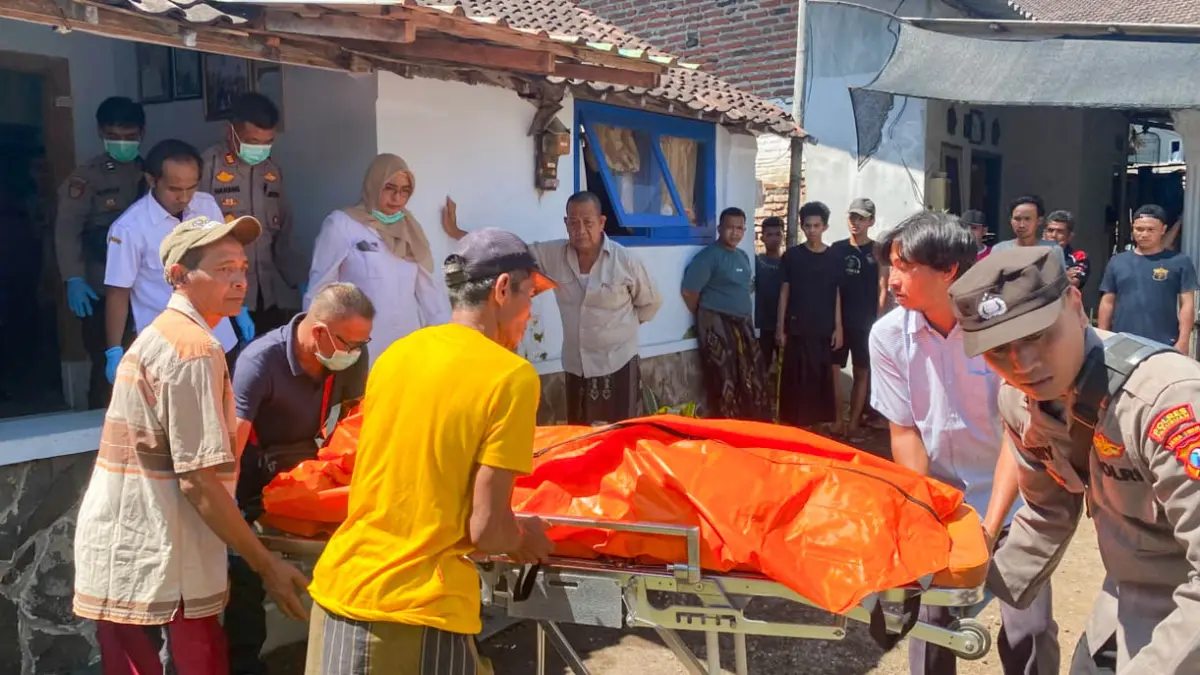 BIKIN GEMPAR: Petugas saat mengevakuasi jenazah Nurami yang ditemukan tewas pada Rabu (15/7) lalu. Nurami menjadi korban pembunuhan, namun pelakunya sudah berhasil dibekuk polisi. (Foto: dok Jawa Pos Radar Bromo)