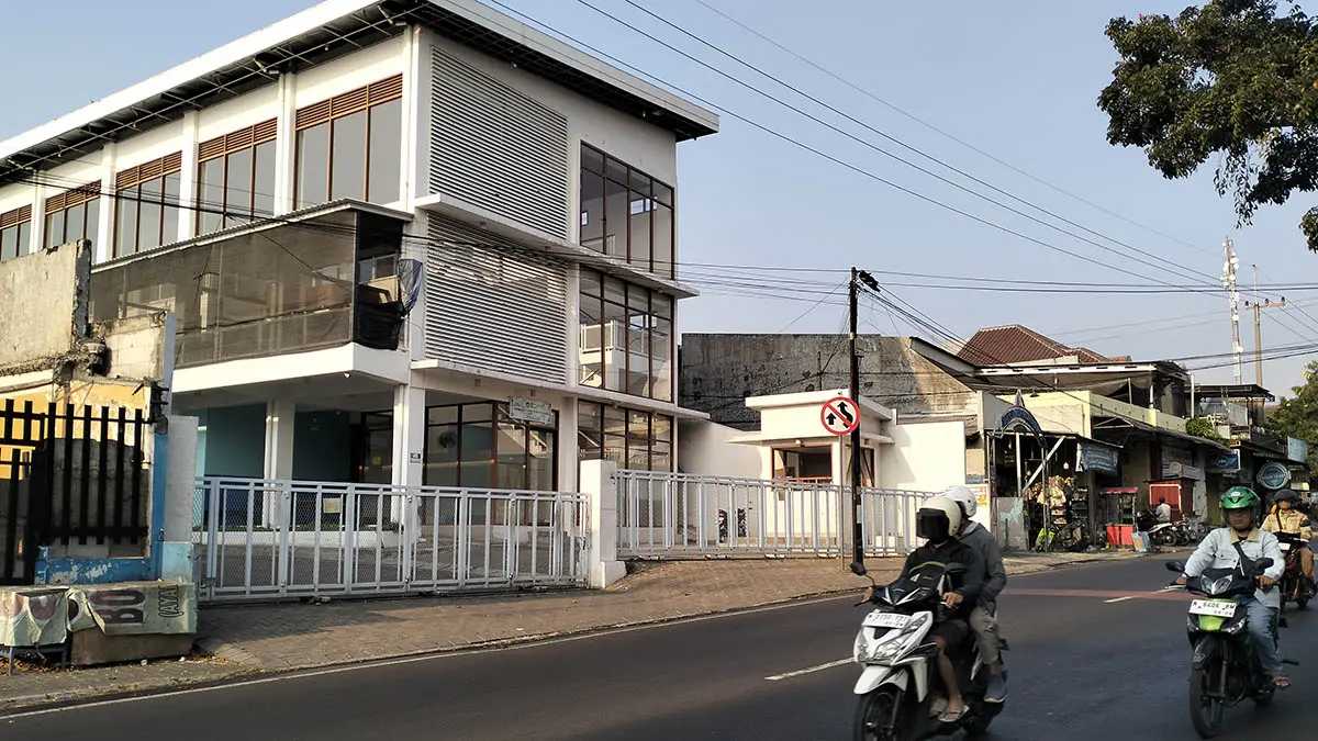 DIBEKUKAN: SPPG Sumbergedang Pandaan yang saat ini belum beroperasi meski hasil lab menyatakan makanan yang disajikan negative dari zat berbahaya. (Rizal Syatori/Radar Bromo)