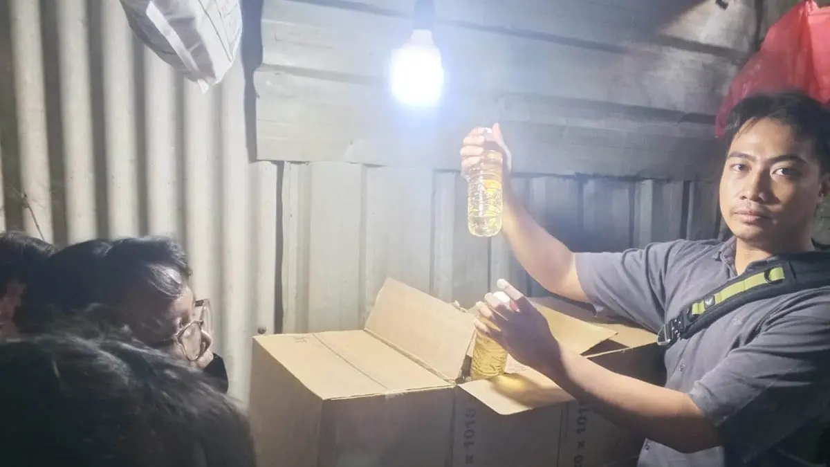 ILEGAL:&nbsp;Sejumlah miras yang disita kepolisian dari sebuah warung kopi di Desa Cangkringmalang, Kecamatan Beji, Kabupaten Pasuruan. (Foto: Istimewa)