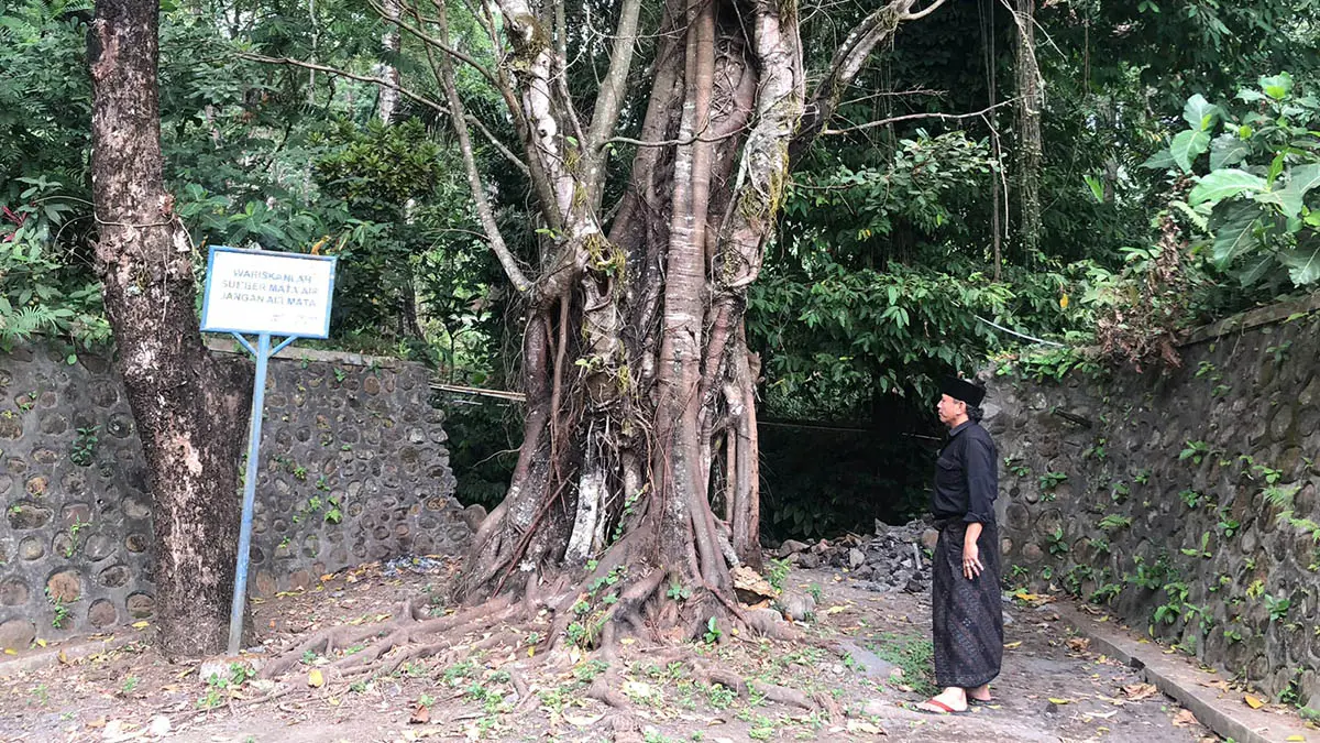 KERAMAT: Kepala Desa Lambangkuning, Timbul di lokasi Batu Dukun dan Watu Gangsian di Desa Lambangkuning, Kecamatan Lumbang, Kabupaten Probolinggo. (Inneke Agustin/Radar Bromo)
