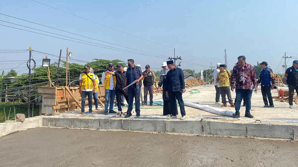 Komisi III DPRD Kota Pasuruan saat meninjau proyek peninggian jembatan Book Wedi Pasuruan. Proyek itu diprediksi bisa rampung lebih cepat. (Fahrizal Firmani/ Radar Bromo)