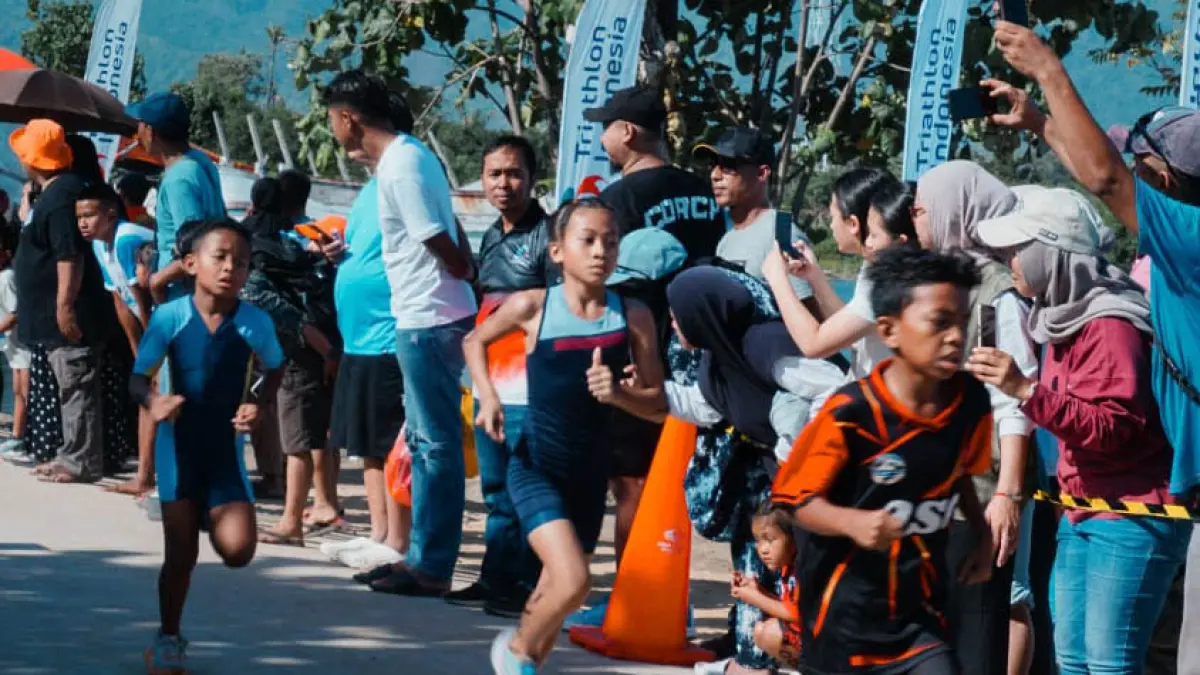 MASIH BELIA: Khansa saat tampil di kejurda Triathlon di Situbondo pertengahan Juli lalu.( Foto: FTI for Jawa Pos Radar Bromo)