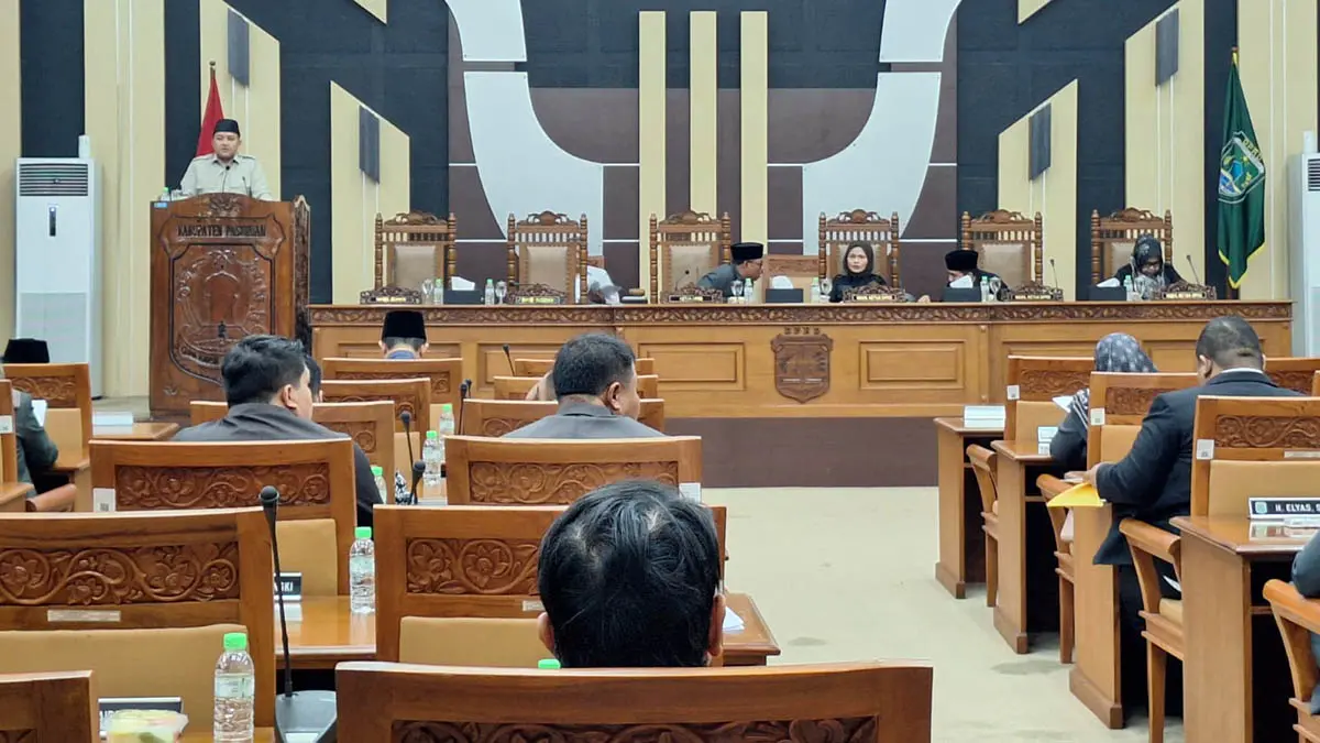 PAPARAN: Bupati Pasuruan M Rusdi Sutejo saat memberikan paparan di hadapan legislatif dalam rapat paripurna yang digelar di kantor DPRD Kabupaten Pasuruan, Rabu (29/7). (Muhamad Busthomi/Radar Bromo)