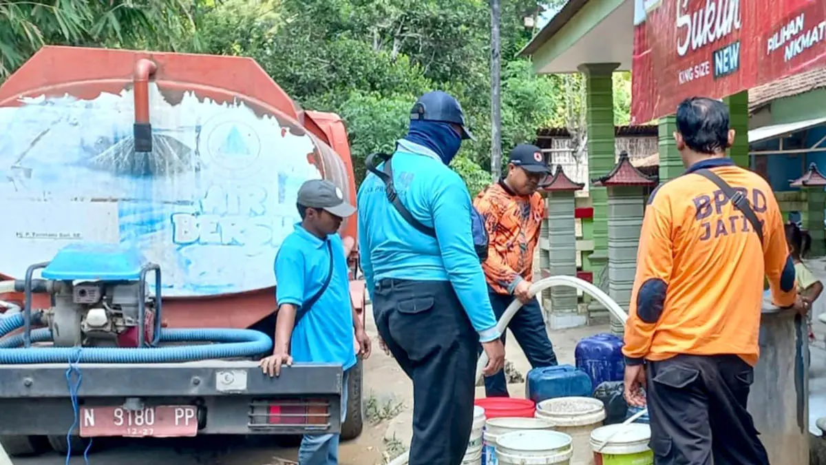 PENUHI KEBUTUHAN: Personel BPBD mengirim air bersih ke Desa Tegalwatu, dan Pedagangan, Kecamatan Tiris. (Foto : BPBD Kabupaten Probolinggo For Jawa Pos Radar Bromo)