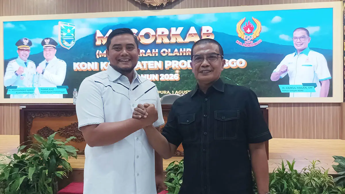 AKLAMASI: Reno Handoyo (kiri) bersama ketua KONI sebelumnya Zainul Hasan. Reno terpilih secara aklamasi usia untuk menjadi ketua KONI di priode 2026-2030. (Foto: Agus Faiz Musleh/Jawa Pos Radar Bromo)
