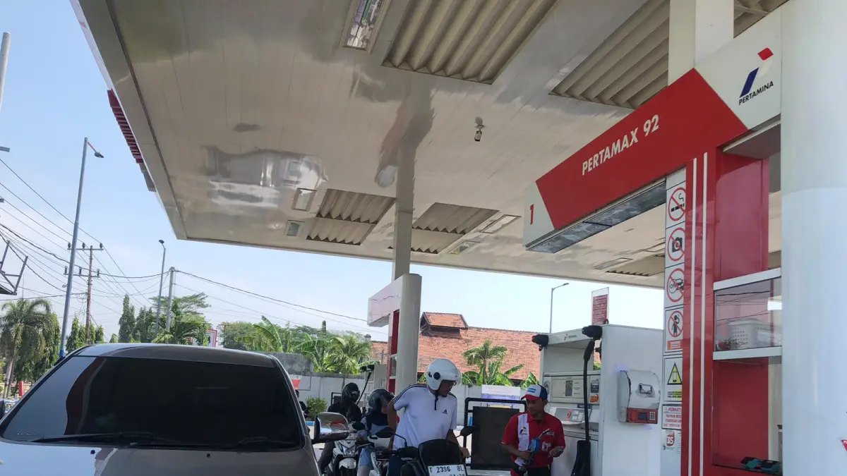 ANTRE: Sejumlah pengendara motor antre untuk mengisi BBM nonsubsidi di SPBU Kasbah, Kota Probolinggo, Sabtu (1/8). (INNEKE AGUSTIN/JAWA POS RADAR BROMO)