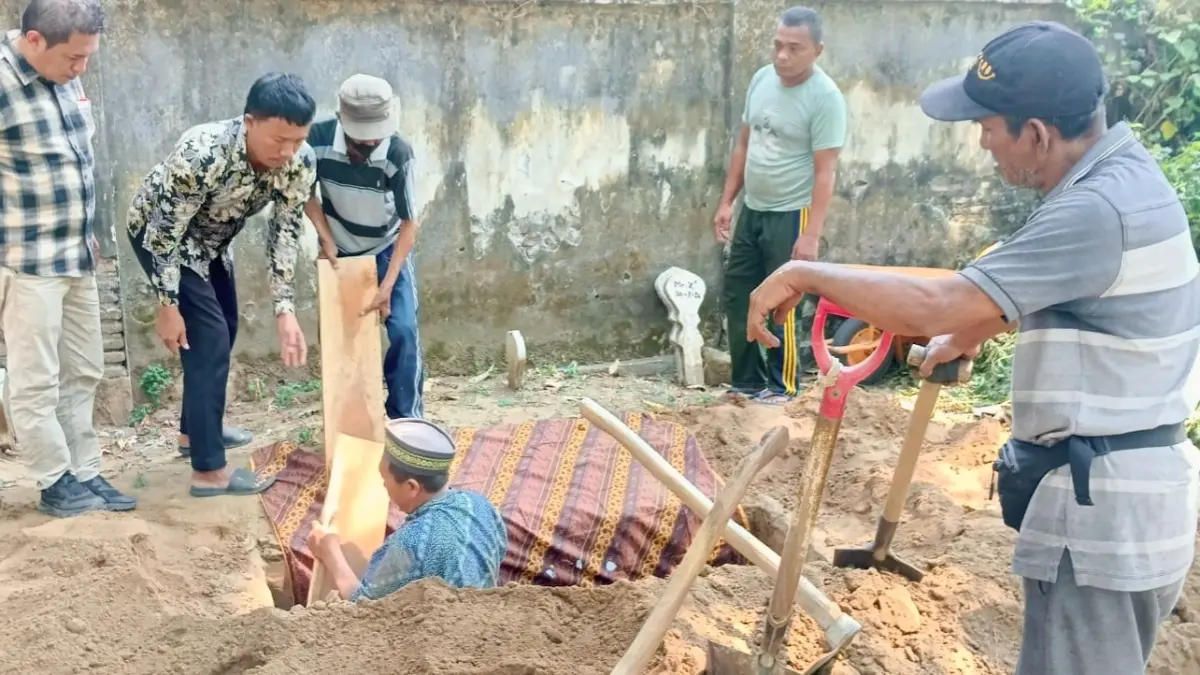 DIMAKAMKAN: Petugas memakamkan jenazah laki-laki tanpa identitas di TPU Desa Sukodadi, Kecamatan Paiton. (ISTIMEWA)