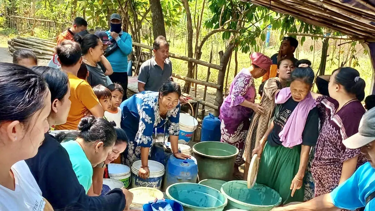 DROPING AIR : Petugas BPBD Kabupaten Probolinggo melakukan pengiriman air bersih di Kecamatan Tiris. Wilayah rawan krisis air bersih terus&nbsp; di pantau. (Foto : dok Jawa Pos Radar Bromo)