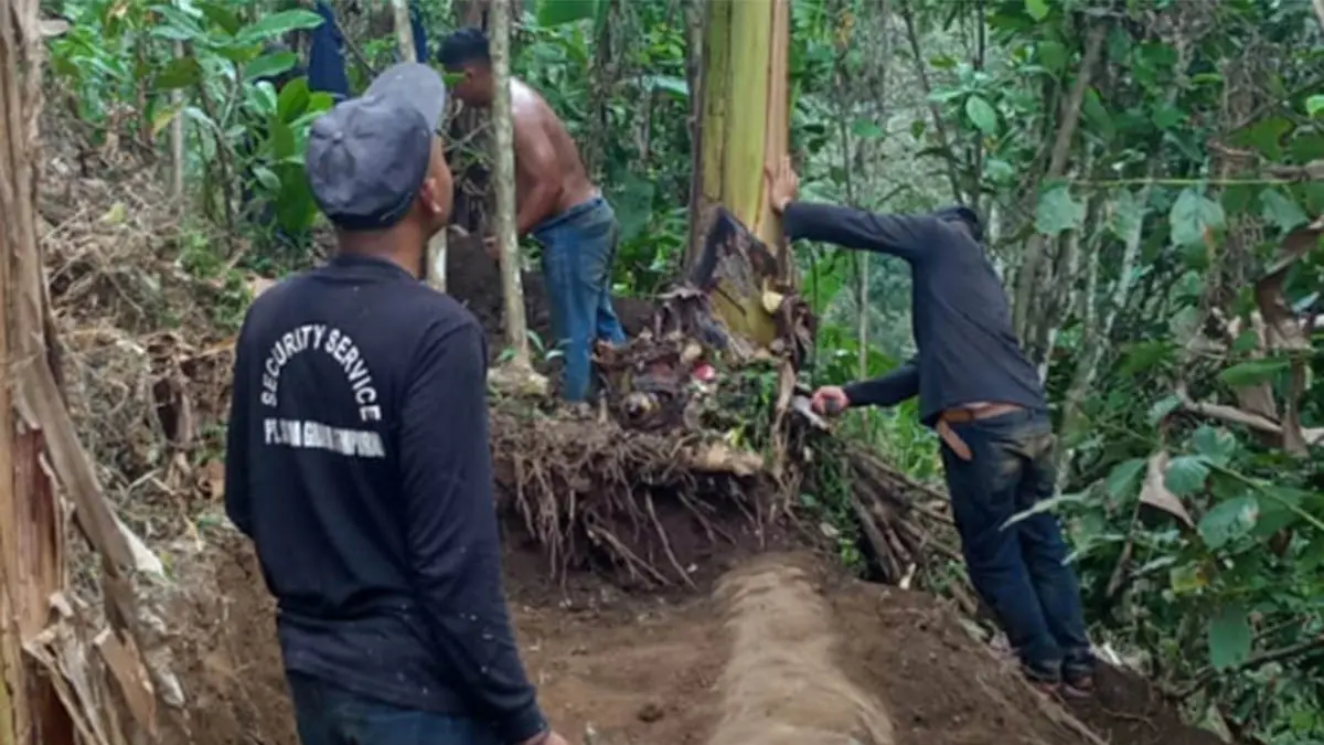 MEDAN EKSTREM: Pekerja melakukan perbaikan pipa air bersih SPAM Tancak milik Perumdam Tirta Argapura di Kecamatan Tiris, Kabupaten Probolinggo, Sabtu (1/8) lalu. (Foto: Perumdam Tirta Argapura for Jawa Pos Radar Bromo)