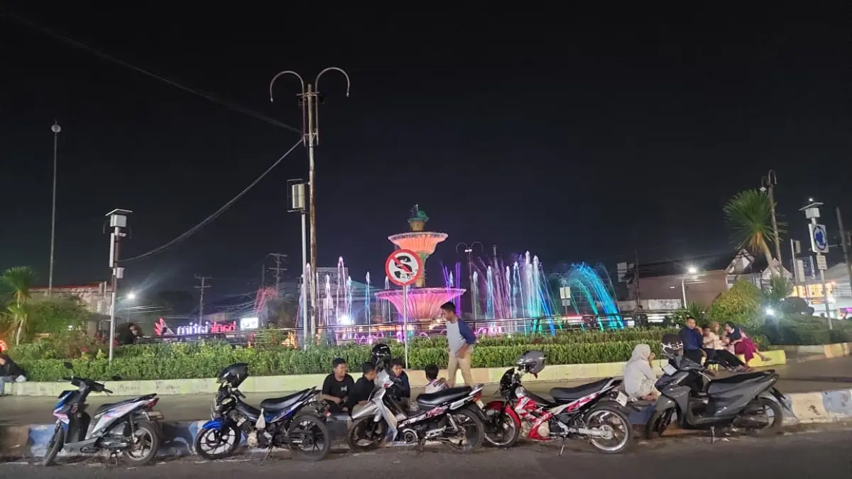 MELANGGAR: Sejumlah motor pakir di tengah Bundaran Gladak Serang, Kota Probolinggo. Kondisi ini menjadi sorotan DPRD, karena membayakan pengendara lain. (ARIF MASHUDI/JAWA POS RADAR BROMO)