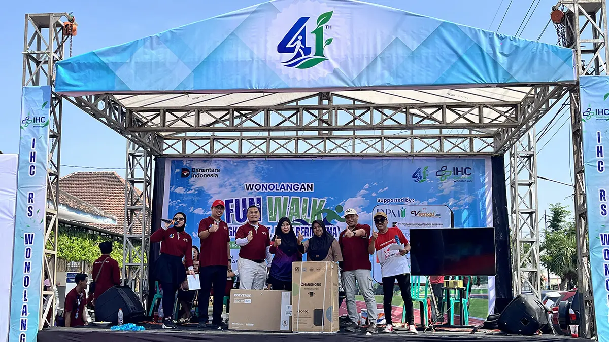 HADIAH UTAMA: Direktur PT NSM dr. Sunardjo, QIA.; bersama SEVP Business Support PT NSM Fallen Wicaksono, S.E., MSM, QHIA., QIA.; Manager Business Support IHC RS Wonolangan Danyswara Madyasta, S.E., M.Ak. menyerahkan hadiah utama berupa televisi dan kulkas kepada peserta fun walk.