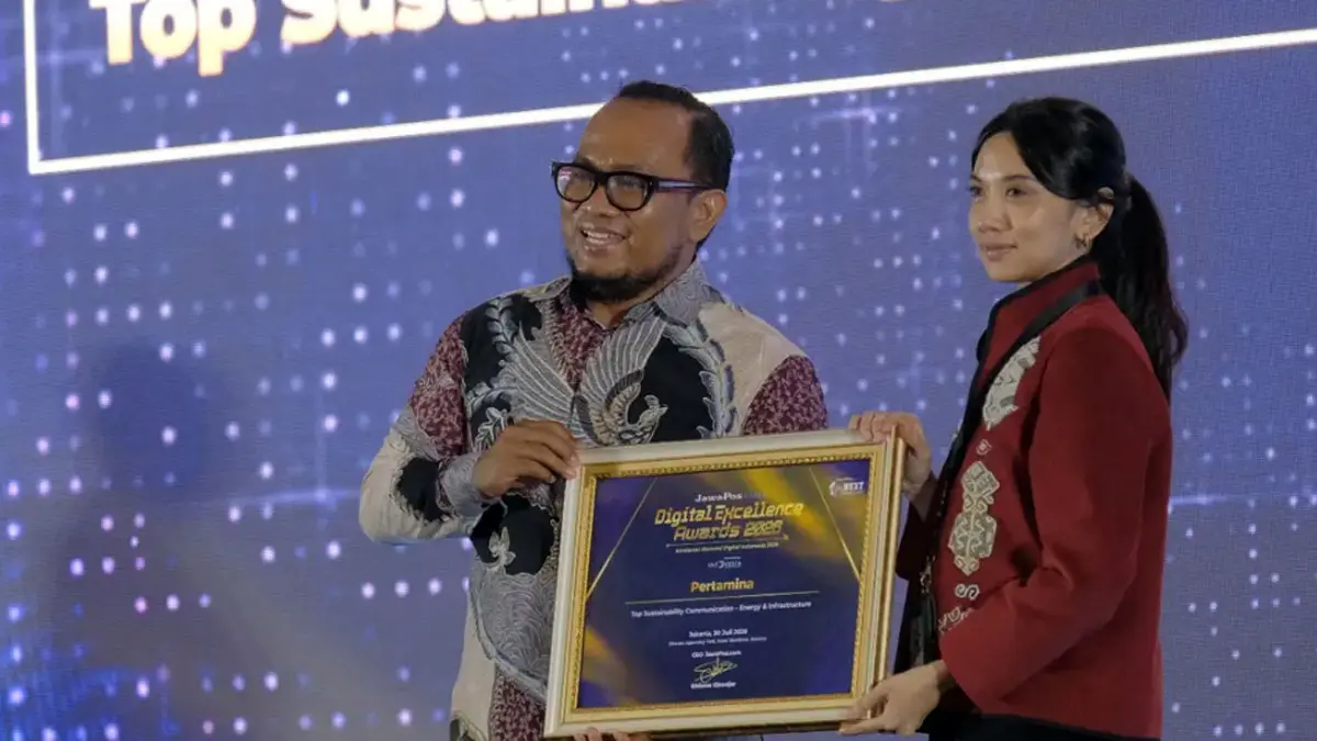 CEO JawaPos.com Dhimas Ginanjar menyerahkan penghargaan Top Sustainability Communication by Energy & Infrastructure dalam ajang Jawa Pos Digital Excellence Award 2026. kepada Sr. Officer Media Communication PT Pertamina (Persero), Intania Prionggo di Hotel Bidakara, Jakarta Selatan, Kamis (30/7)