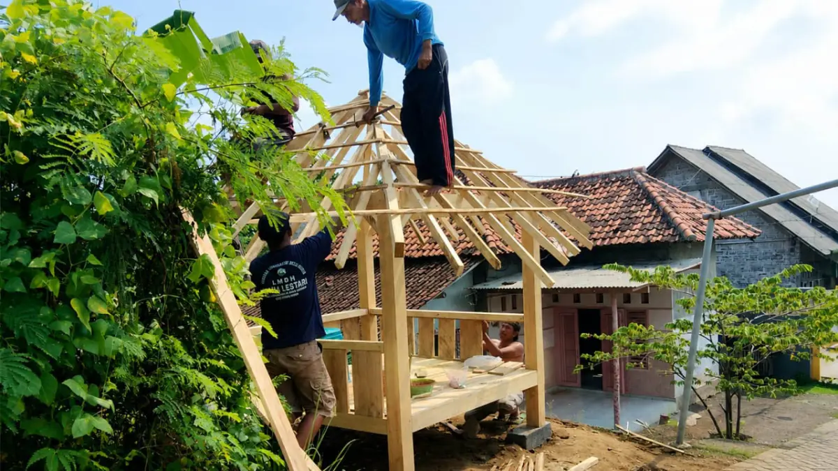 AMAN: Sejumlah warga membantu pembangunan Poskamling di Dusun Kunci, Desa Negororejo. (PEMERINTAH DESA BRANGGAH FOR JAWA POS RADAR BROMO)
