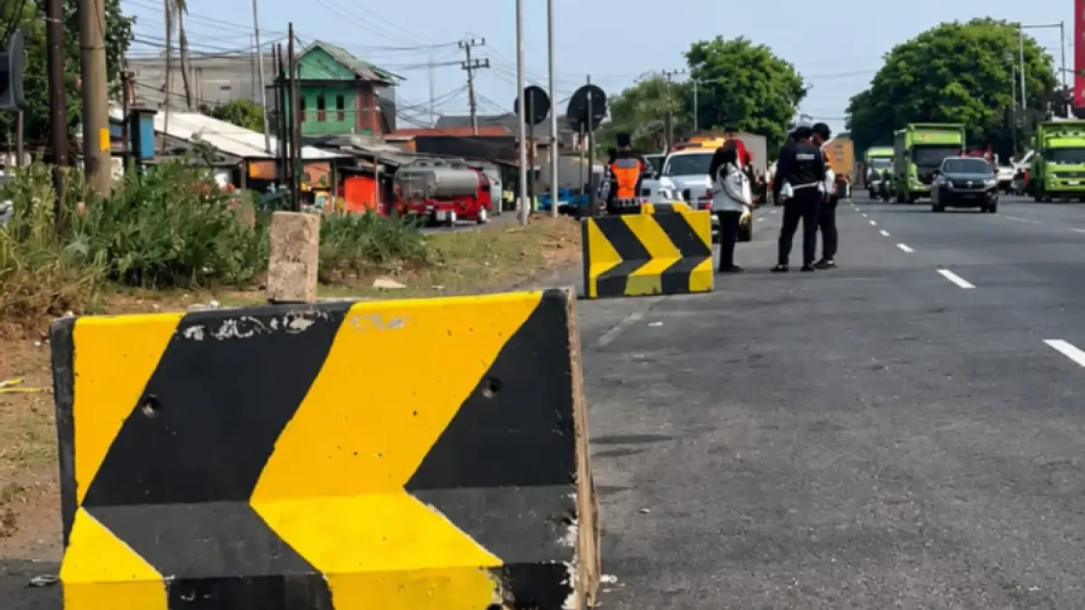 BIAR STERIL: Pemasangan Brigade Beton di Bundaran Apollo Gempol oleh Dishub Kabupaten Pasuruan. Ini untuk mengantisipasi maraknya parkir liar di kawasan setempat. (Dishub Kabupaten Pasuruan for Jawa Pos Radar Bromo)