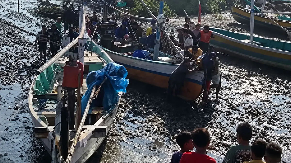 Jenazah Sugianto, 44 nelayan asal Desa Penunggul, Nguling, Kabupaten Pasuruan saat dibawa ke darat oleh warga. 