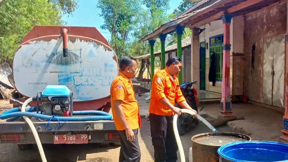 KIRIM AIR: BPBD Kabupaten Probolinggo mendroping air ke Desa Sumber Kramat, Kecamatan Tongas yang mengalami krisis air bersih. (Foto : BPBD for Jawa Pos Radar Bromo)