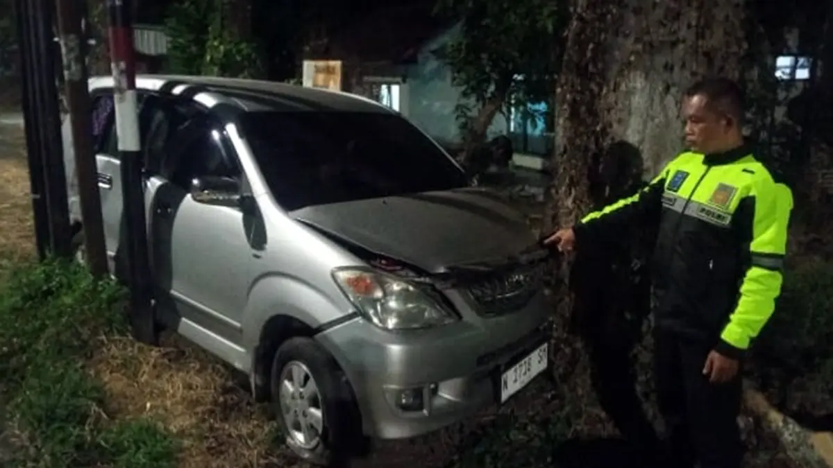 Kondisi mobil Avanza usai menabrak pohon tepi jalan di Baujeng, Beji, Kabupaten Pasuruan. 