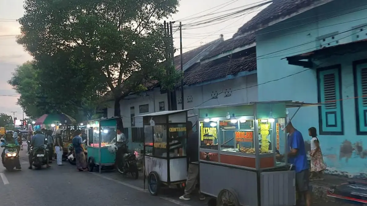 MENGAIS REZEKI: Sejumlah PKL berjualan di Jalan Ahmad Yani, Kota Probolinggo. (ARIF MASHUDI/JAWA POS RADAR BROMO)