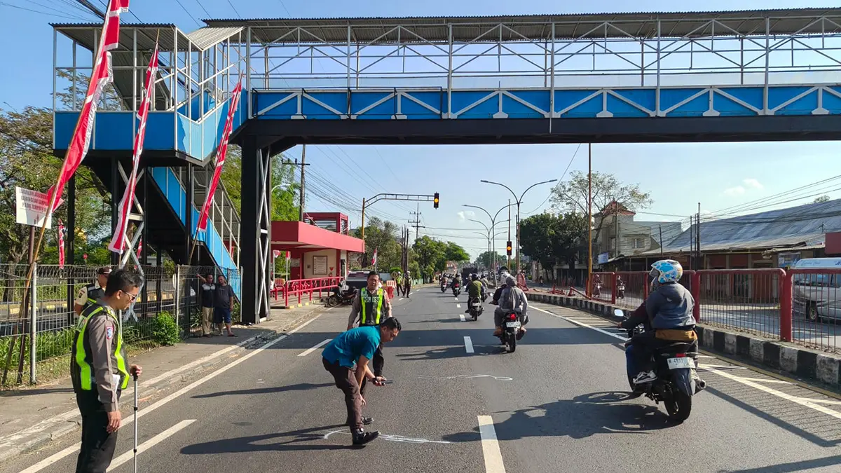 Petugas saat melakukan olah TKP kecelakaan maut di depan halte Sampoerna, Sukorejo, Kabupaten Pasuruan. 