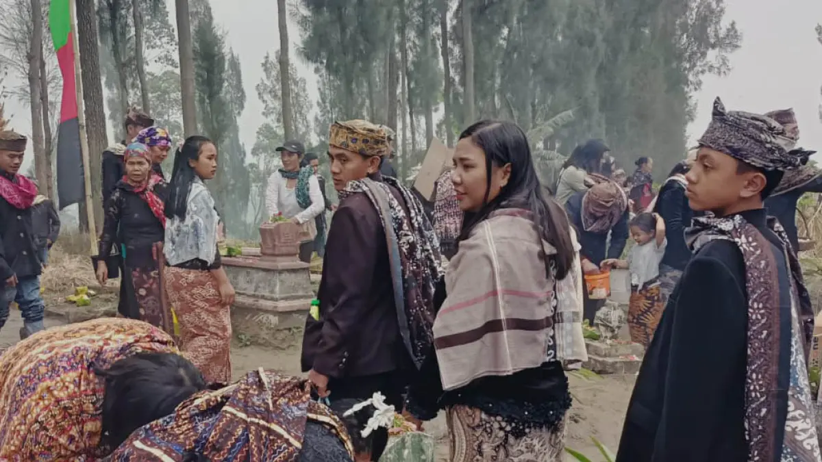 PUNCAK KARO: Pemerintah Desa Ngadirejo bersama warga melaksanakan Nyadran di Desa Ngadirejo, Kecamatan Sukapura, Senin (3/8).&nbsp;(PEMDES NGADIREJO FOR JAWA POS RADAR BROMO)