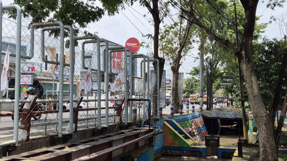  RAWAN MELUAP: Salah satu titik drainase di kawasan Jalan Panglima Sudirman, Kota Pasuruan, yang masuk dalam target pembenahan tahun ini. (Fahrizal Firmani/Jawa Pos Radar Bromo)