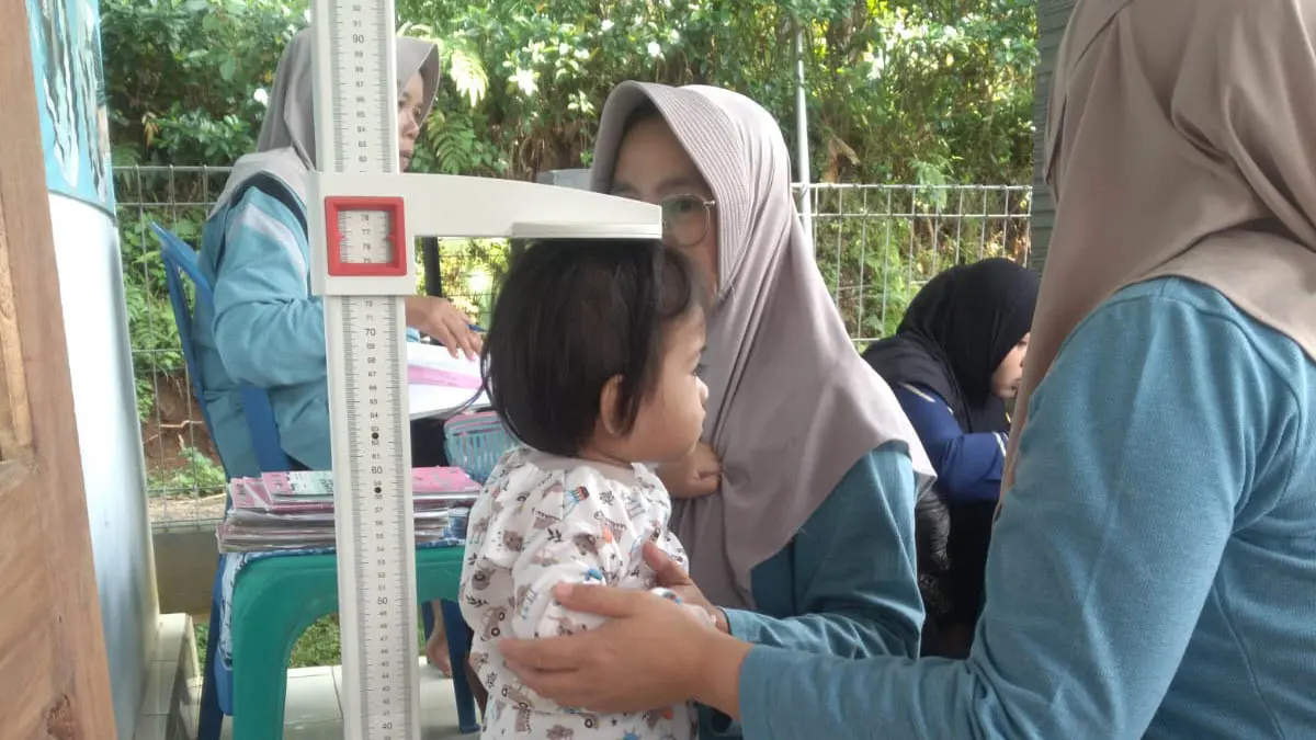 SEHAT: Salah seorang balita diukur tinggi badannya dalam kegiatan Posyandu Balita di Desa Branggah (PEMERINTAH DESA BRANGGAH FOR JAWA POS RADAR BROMO)