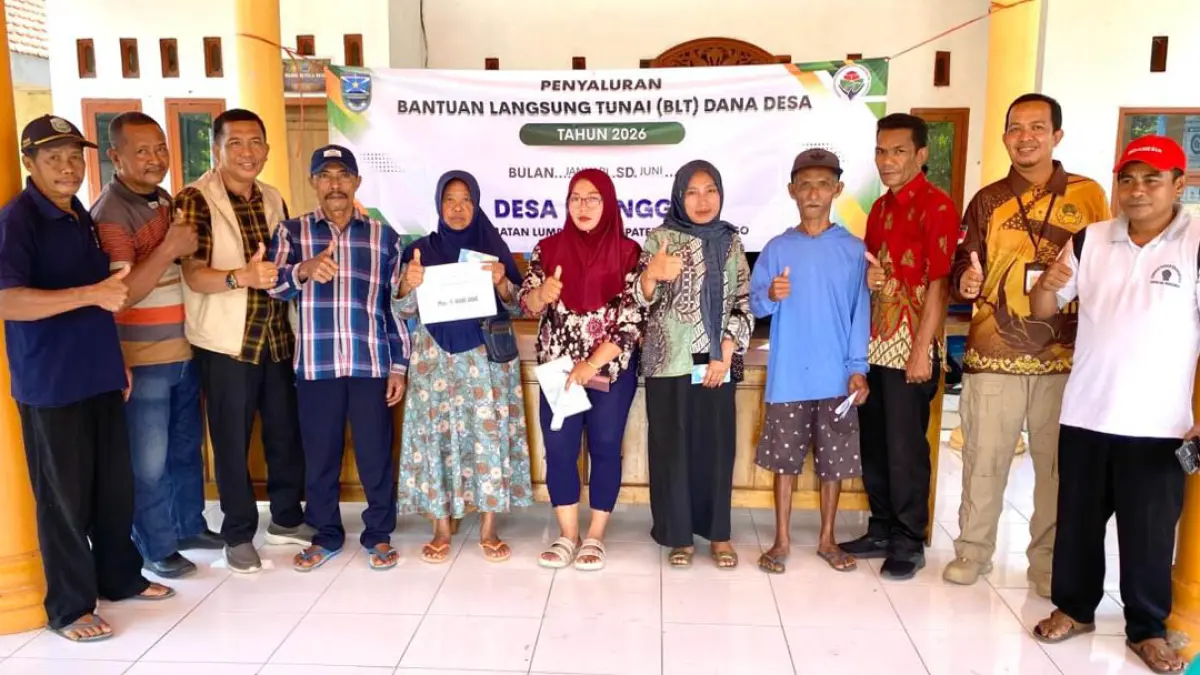 SENANG: Pemerintah Desa Branggah menyalurkan BLT DD kepada sejumlah KPM di Kantor Desa Branggah. (PEMERINTAH DESA BRANGGAH FOR JAWA POS RADAR BROMO)