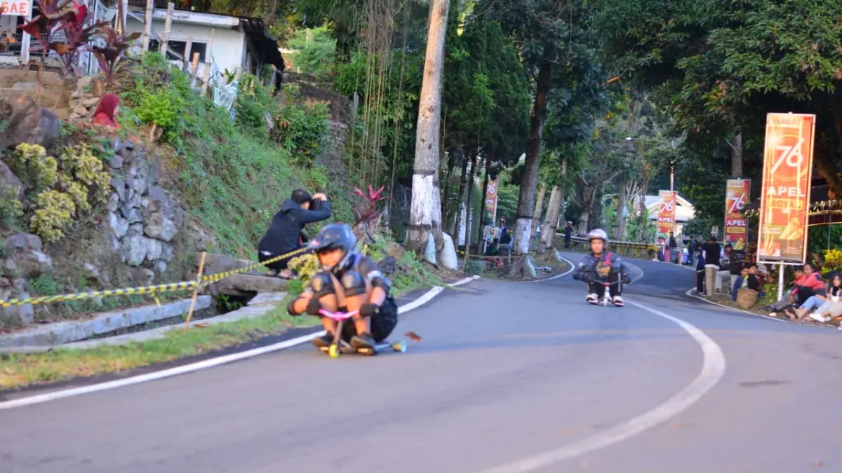 SERU: Peserta Gledekan Palembon saat meluncur di jalan Prigen-Pandaan. Balap tradisional yang sempat berhenti itu, kembali diaktifkan.(istimewa)