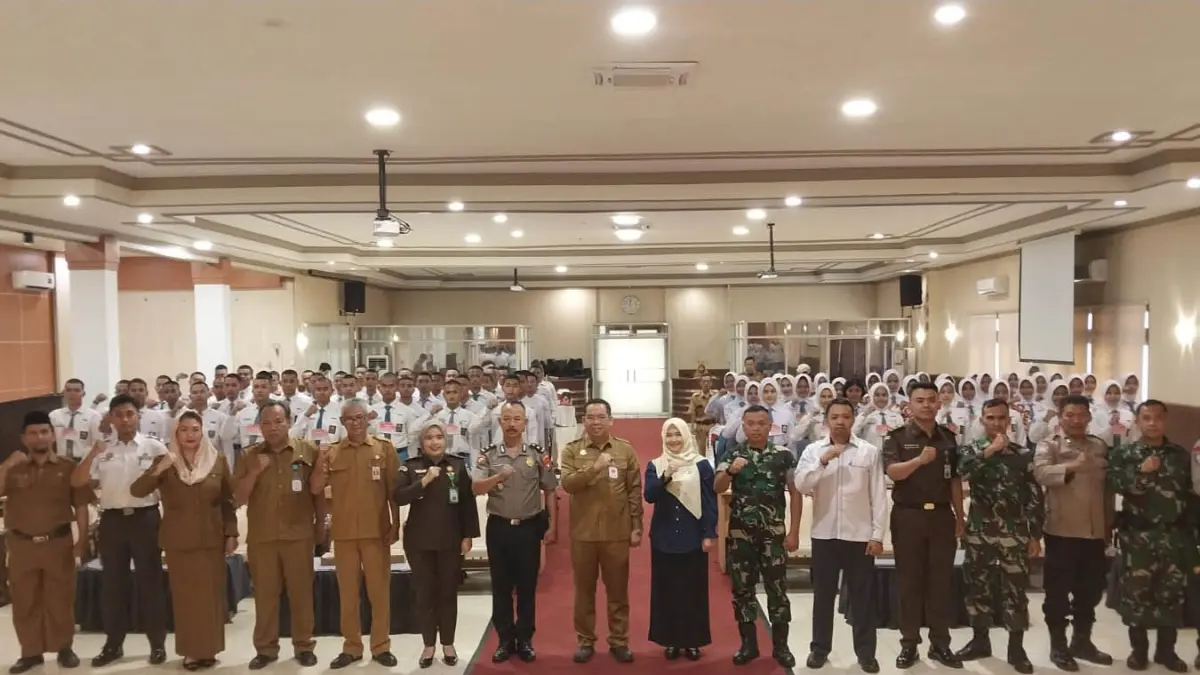 SINERGI: Wali Kota Probolinggo dr. Aminuddin; Ketua DPRD Kota Probolinggo Hj. Dwi Laksmi Syntha Kusumawardhani; Fokopimda atau yang mewakili; para instruktur; dan Kepala Bakesbangpol berfoto bersama calon anggota Paskibraka Kota Probolinggo 2026.