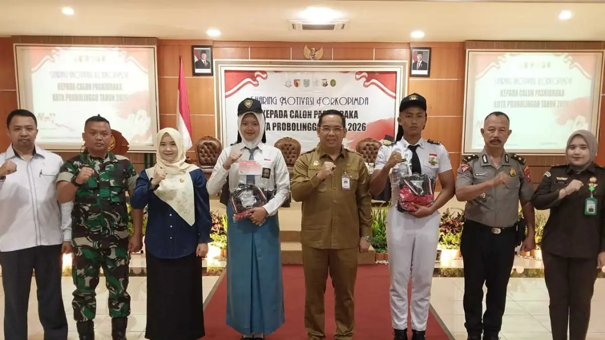 ATRIBUT: Penyematan atribut menandai dimulainya Sharing Motivasi Forkopimda kepada Calon Paskibraka Kota Probolinggo 2026, di ruang Puri Manggala Bhakti, Senin (3/8).