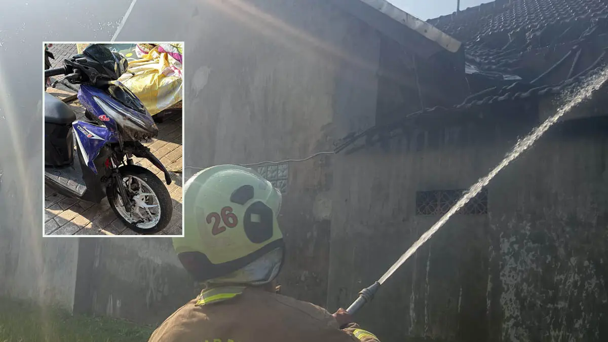 SIRAM: Personel damkar memadamkan api di rumah warga yang terbakar. Inset, Barang milik warga yang ikut terbakar. (Foto: Satpol PP Kab Pasuruan for Jawa Pos Radar Bromo)