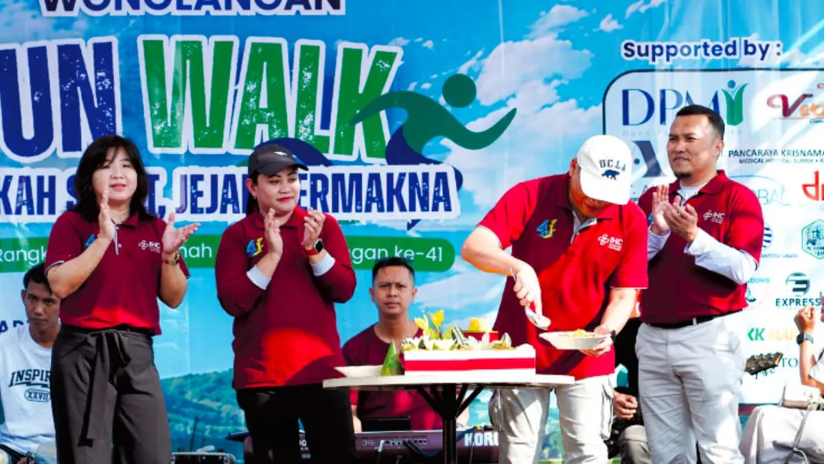 TUMPENG: Direktur PT Nusantara Sebelas Medika bersama Direktur IHC RS Wonolangan dan jajaran manajemen memotong tumpeng Peringatan HIT ke-41 IHC RS Wonolangan usai Fun Walk 2026, Sabtu (1/8).