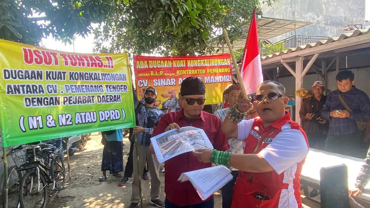 WUJUD KONTROL: Aktivis dan tokoh masyarakat lakukan sidak di gedung dalmas Polres Pasuruan Kota Senin (3/8) pagi. (Foto: Fahrizal Firmani/Jawa Pos Radar Bromo)