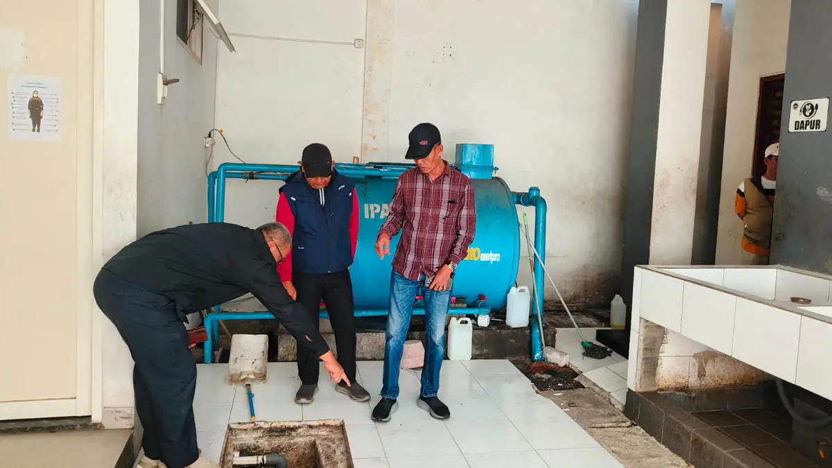 DICEK: Ketua Komisi IV DPRD Kabupaten Pasuruan Andri Wahyudi bersama jajaran legislatif saat mengecek langsung kondisi kebersihan dan fasilitas dapur SPPG di Desa Sumbergedang, Kecamatan Pandaan. Sidak ini dilakukan, guna merespons insiden dugaan keracunan massal yang menimpa belasan pelajar SMAN 1 Pandaan beberapa waktu lalu. (Muhamad Busthomi/Radar Bromo)
