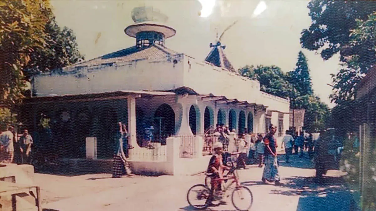 SAKSI SEJARAH: Bangunan awal Masjid Karimul Ihsan di Jalan Tidar, Kelurahan Ketapang, Probolinggo, saat awal berdiri. Rumah ibadah yang dibangun swadaya oleh warga pada tahun 1934 ini, menjadi pusat syiar Islam sekaligus markas rahasia para pejuang untuk berunding menghindari pengawasan ketat tentara kolonial. (Istimewa)