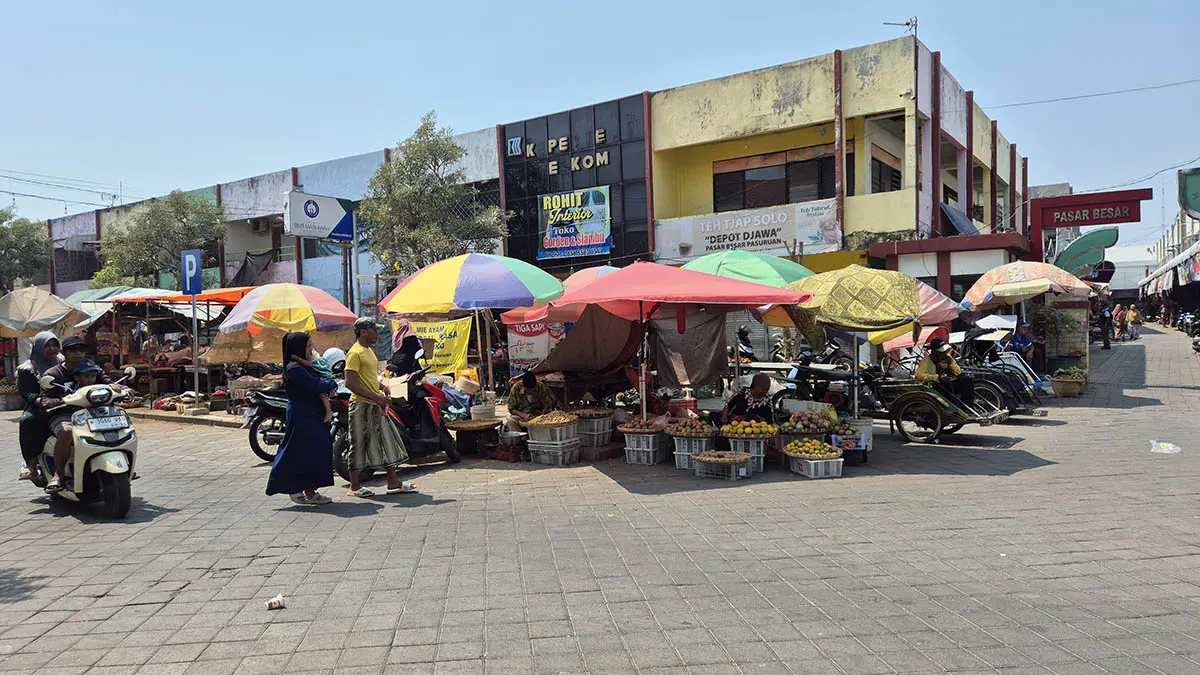 MULAI DISTERILKAN: Kondisi terkini sisi barat Pasar Besar Kota Pasuruan setelah 25 lapak Pedagang Kaki Lima (PKL), rampung dibongkar oleh petugas. Penataan kawasan ini bertujuan, untuk mengurai kesan semrawut di pusat perekonomian kota yang terintegrasi dengan stasiun kereta api tersebut. (Fahrizal Firmani/Radar Bromo)