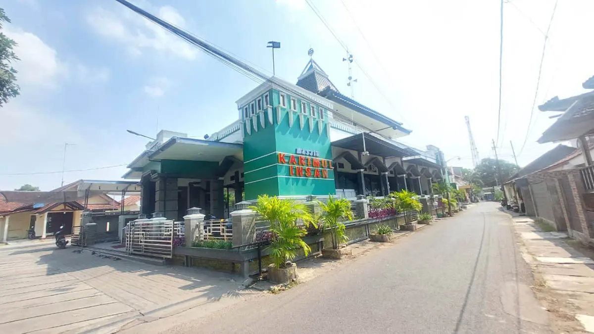 MODERN: Wajah megah Masjid Karimul Ihsan di Kecamatan Kademangan, Kota Probolinggo, saat ini. Kendati strukturnya telah bertransformasi total menjadi bangunan modern sejak renovasi besar tahun 2005, nilai historis berupa tombak perjuangan kuno tetap ditanam dan dilestarikan di bawah pilar lantai masjid. (Arif Mashudi/Radar Bromo)