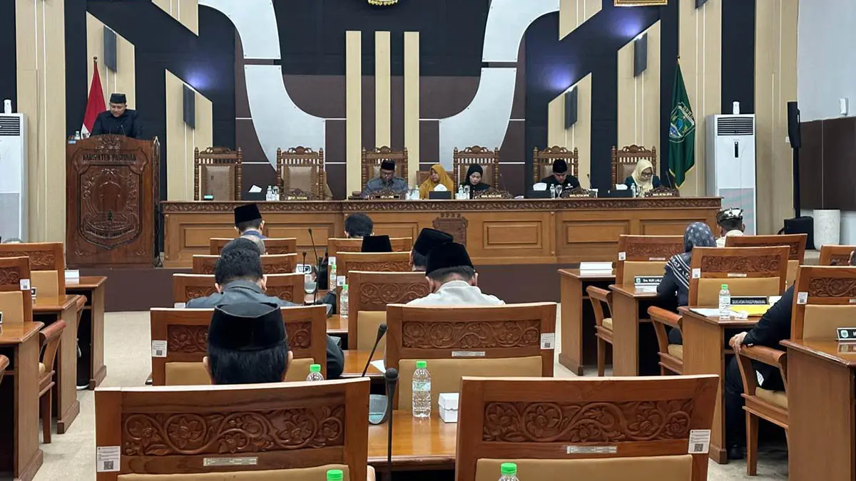 BEBERKAN: Bupati Pasuruan M Rusdi Sutejo saat membeberkan empat raperda kepada legislatif dalam paripurna. (Muhamad Busthomi/Radar Bromo)