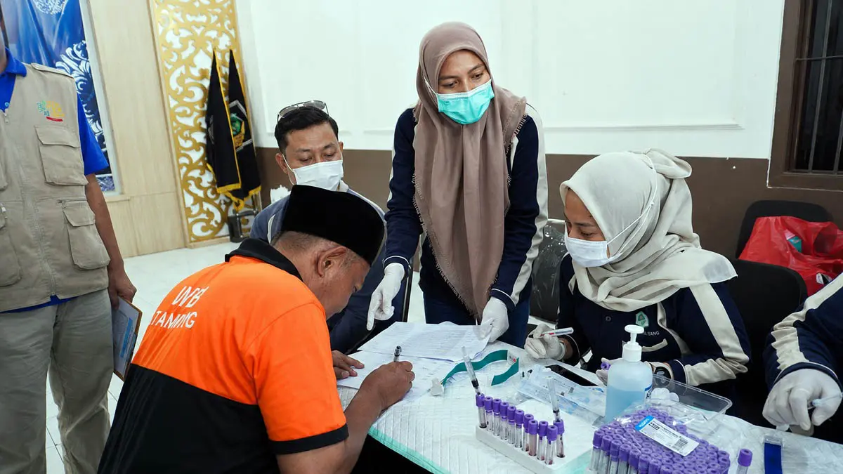 DETEKSI DINI: Suasana pelaksanaan skrining HIV dan pemberian edukasi perilaku hidup bersih sehat (PHBS), kepada ratusan warga binaan di Rutan Kelas IIB Bangil. (Rutan Bangil for Radar Bromo)