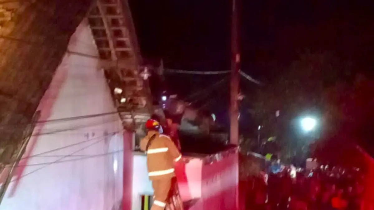 HANGUS: Tim Damkar Kabupaten Probolinggo memadamkan api di rumah Diana Ulfa, warga Dusun Krajan, Desa Pendil, Kecamatan Banyuanyar.&nbsp;(DAMKAR KABUPATEN PROBOLINGGO FOR JAWA POS RADAR BROMO)
