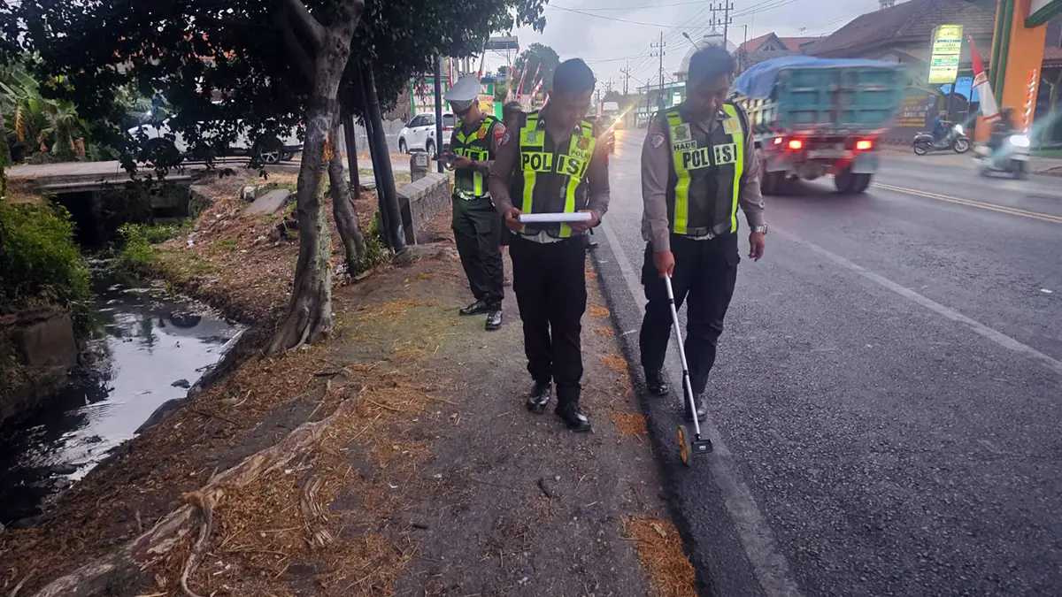 Jajaran petugas kepolisian saat melakukan olah TKP kecelakaan maut yang merenggut nyawa pelajar di Cangkringmalang, Beji, Kabupaten Pasuruan. (Istimewa)