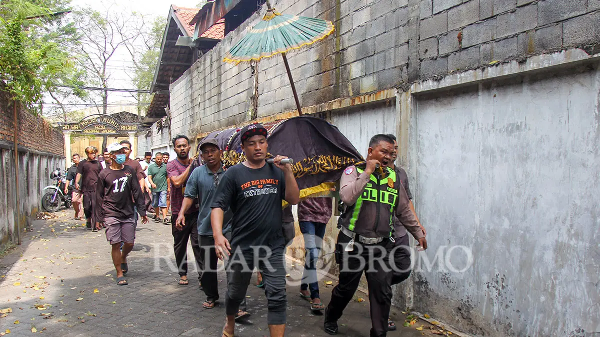 MASIH TANDA TANYA: Jenazah Widi Nurcahyono, 43, warga Desa Gunung Gangsir, Kecamatan Beji yang meninggal usai ditangkap polisi saat dibawa ke pemakaman. (Mokhamad Zubaidillah/ Radar Bromo)  