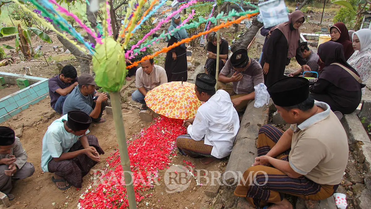 PERISTIRAHATAN TERAKHIR: Prosesi pemakaman Widi yang meninggal sesaat usai ditangkap polisi terkait kasus tudingan judi online. (Mokhamad Zubaidillah/ Radar Bromo) 