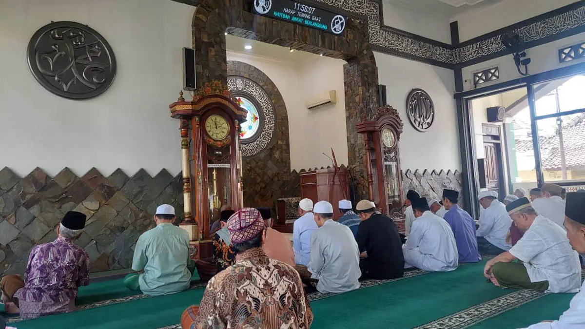 IKHTIAR: Jemaah beraktivitas di Masjid Karimul Ihsan Probolinggo. Pihak takmir saat ini tengah menggalang dana swadaya hingga Rp 1,4 miliar untuk proyek perluasan lahan sisi selatan guna membangun gedung pusat kajian Islam dan remaja masjid. (Arif Mashudi/Radar Bromo)