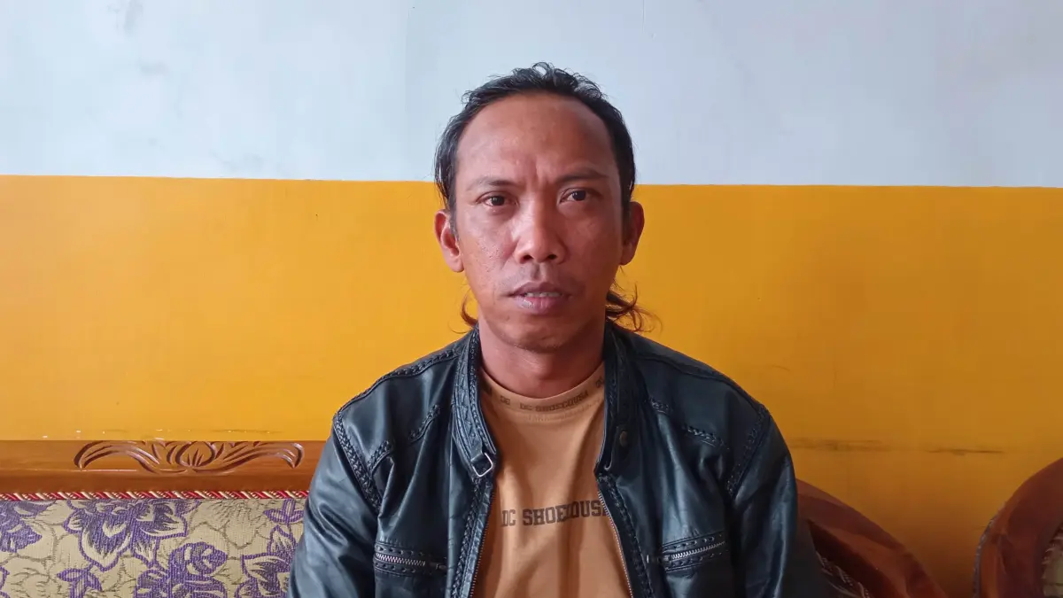 SANG PEMIMPIN: Ngatiman, Kepala Desa Sapih.
