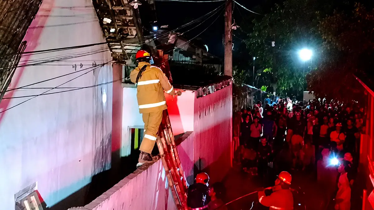 SEMPAT KESULITAN: Tim Damkar saat berupaya memadamkan rumah warga di Pendil, Banyuanyar yang terbakar. 