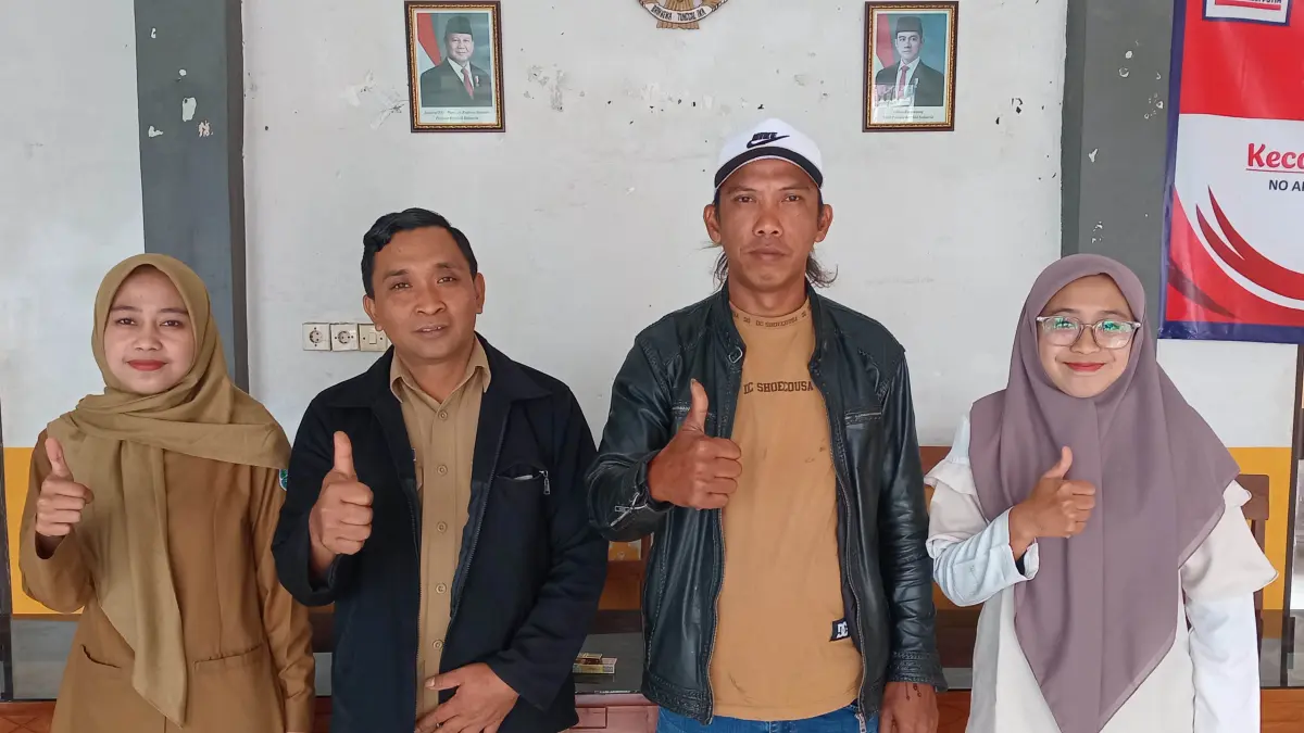 SIAP MEMBANGUN DESA: Kepala Desa Sapih Ngatiman (bertopi) didampingi Sekretaris Desa Tonawar bersama Perangkat Desa Sapih.