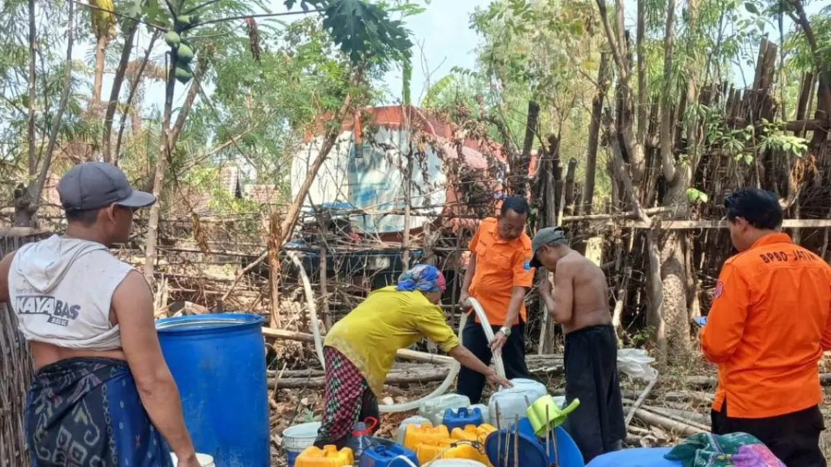 SUMBER KEHIDUPAN: TRC PB BPBD Kabupaten Probolinggo mendistribusikan air bersih kepada warga Desa Sumberkramat, Kecamatan Tongas. (ISTIMEWA)