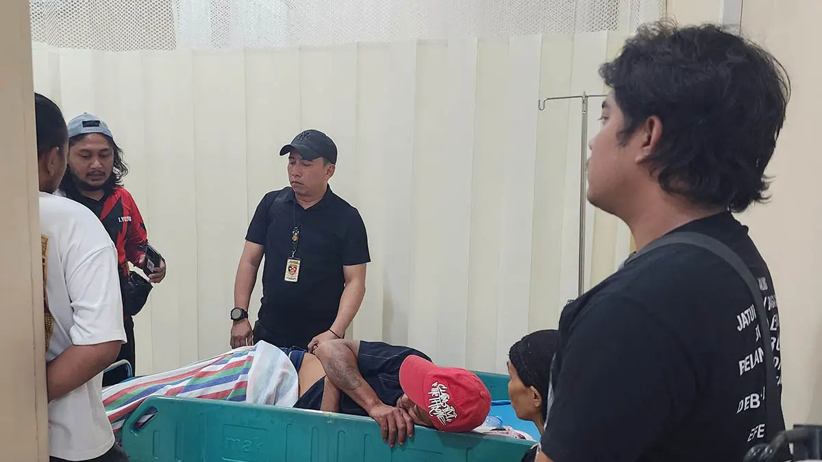 TERLUKA: Polisi saat mendatangi MU yang tengah dirawat di RSUD dr R Soedarsono, usai dibacok  SO pada Senin (3/8) dini hari lalu. (Foto: Istimewa)